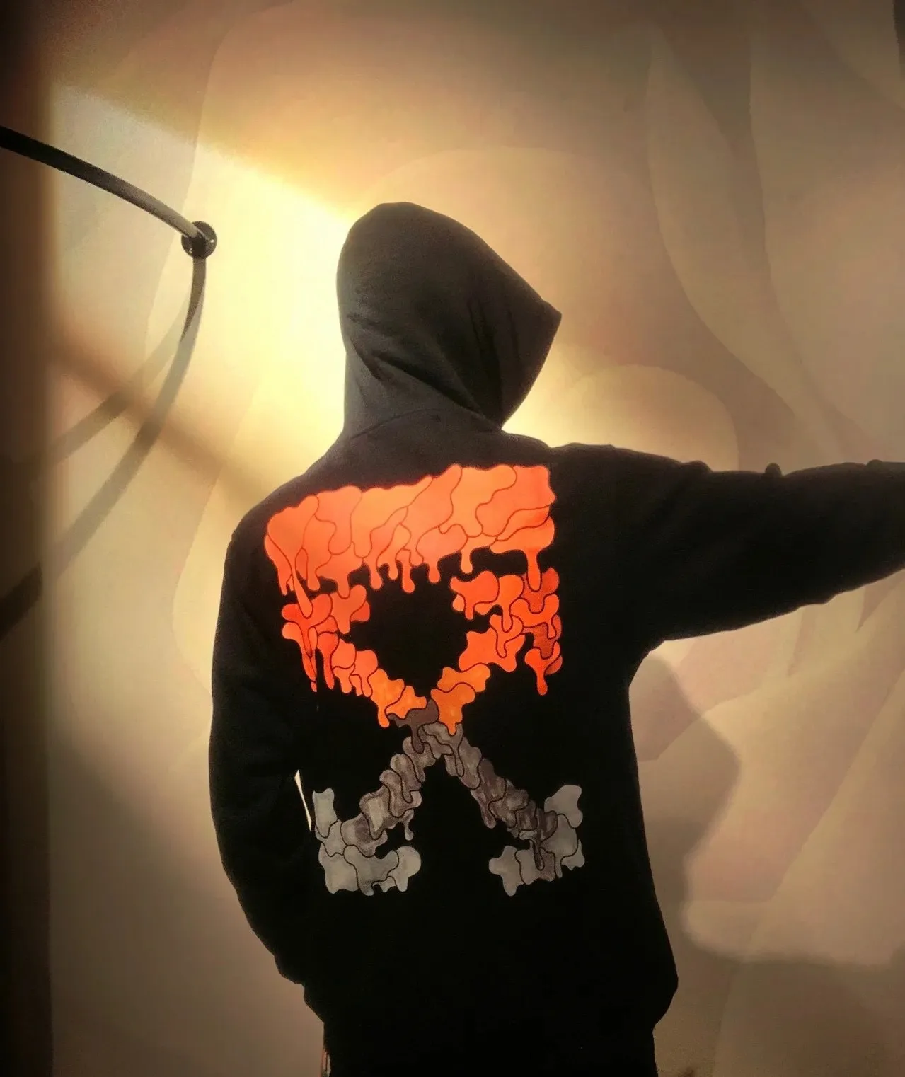 ♻️💯Upper body reference model picture❤️[Launched] The top tested version of the new OFF-WHITE water droplets dissolving ice cream glue arrows men and women couple star same style hooded sweatshirt graffiti arrow series European niche culture high street versatile inkjet graffiti water drop arrows💧hot melt gradient effect! The printing adopts the imported glue hot stamping process. The printing has an overlapping and melting texture, creating a three-dimensional and dynamic effect. After high temperature and heat fixation, the firmness is very high, so there is no need to worry about the printing fading and falling off easily! The fabric is made of custom-woven and dyed pure cotton twill terry that has been pre-shrunk by washing and treated to prevent pilling. The collar is elastic and the collar is all hemmed. The collar will not deform even after repeated cleaning for a long time!  Complete range of PB packaging bags with wash water label tags and comparison support! 🚩Wall crack recommendation is different from the market currency! A full set of customized accessories! Strict quality control! ZP-purchasing agent of the same level! It’s extremely difficult to reproduce, so don’t be afraid of any comparison! Give it away and keep it for yourself. Color: black. Size chart: XS-L P:390